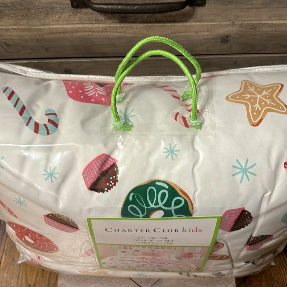 CHARTER CLUB KIDS TWIN Sugar & Spice w/Gingerbread Man Reversible Comforter Set - Picture 3 of 11